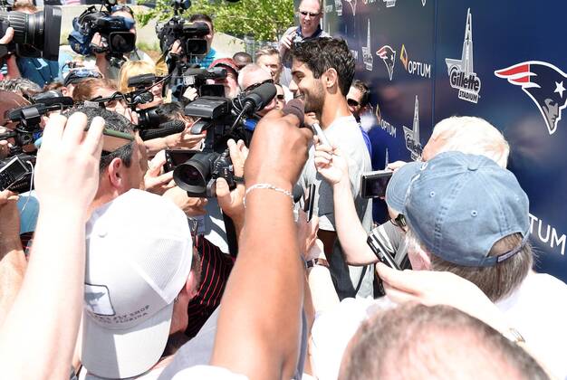 May 29, 2015 - Foxborough, Mass. - New England Patriots quarterback Jimmy Garoppolo (10) is swarmed by media at the team s organized activities at Gillette Stadium in Foxborough Mass. Eric Canha CSM NFL American Football Herren USA 2015: Patriots Organized Team Activity MAY 29 - ZUMAc04_