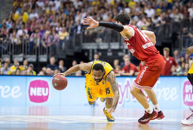 Berlin, Deutschland, 04.06.2015: BEKO BBL Playoff Halbfinale Spiel 5 Saison 2014 2015 - ALBA Berlin - FC Bayern Muenchen München. Reggie Redding (Alba 15) im Zweikampf gegen Nihad Djedovic (Bayern München)