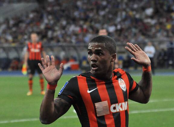 Aktuell Fußball, Ukraine, Pokalfinale, Dynamo Kiew - FC Shaktar Donetsk June 4, 2015 - Kiev, Ukraine - Douglas Costa Shakhtar reacts during the match between FC Dynamo Kyiv and FC Shakhtar Donetsk in the Ukrainian Cup final at the Olympic Stadium in Kiev, Ukraine on June 04, 2015..Bayern Munich is interested in Brazilian midfielder of Shakhtar and try to buy a player, the estimated Ukrainian club of 25 million euros in the current season, according to the German press. Dynamo Kiev won at Shakhtar Donetsk in the Ukrainian Cup  - ZUMAn230