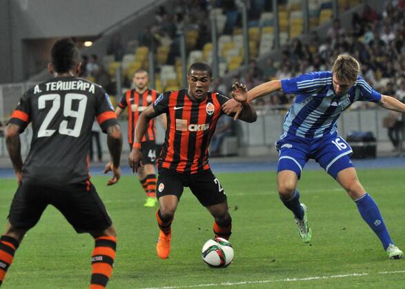 Aktuell Fußball, Ukraine, Pokalfinale, Dynamo Kiew - FC Shaktar Donetsk June 4, 2015 - Kiev, Ukraine - Douglas Costa Shakhtar Donetsk, the center, in the fight for the ball during the match between FC Dynamo Kyiv and FC Shakhtar Donetsk in the Ukrainian Cup final at the Olympic Stadium in Kiev, Ukraine on June 04, 2015...Bayern Munich is interested in Brazilian midfielder Shakhtar and try to buy a player, the estimated Ukrainian club of 25 million euros in the current season, according to the German press. Dynamo Kiev won at Shakhtar Donetsk in the Ukrainian Cup - ZUMAn230