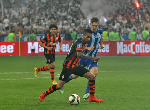 Aktuell Fußball, Ukraine, Pokalfinale, Dynamo Kiew - FC Shaktar Donetsk June 4, 2015 - Kiev, Ukraine - Shakhtar Donetsk Alex Teixeira, center, fight for the ball during the match between FC Dynamo Kyiv and FC Shakhtar Donetsk in the Ukrainian Cup final at the Olympic Stadium in Kiev, Ukraine on June 04, 2015 Dynamo Kiev won at Shakhtar Donetsk in the Ukrainian Cup - ZUMAn230