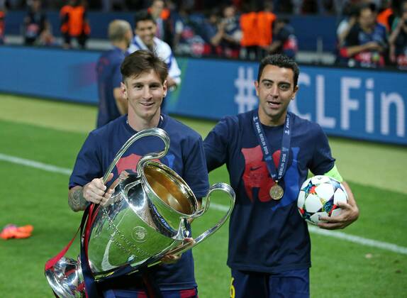 06.06.2015, Fussball Champions League Finale 2014 2015 im Oylmpiastadion Berlin, Juventus Turin - FC Barcelona Barca Sieger Barcelona feiert den Champions League Gewinn , v.l. Lionel Messi (FC Barcelona) und Xavi (FC Barcelona) mit dem Pokal 