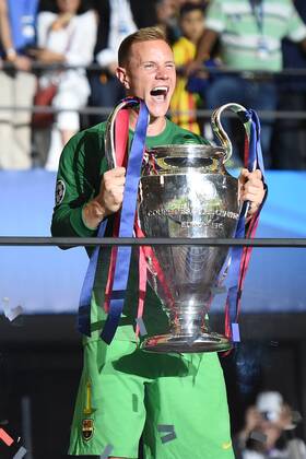 Fußball Champions League Finale Juventus Turin - FC Barcelona Barca am 06.06.2015 im Olympia Stadion in Berlin Marc-Andre ter Stegen ( Barcelona ) mit dem Champions League-Pokal