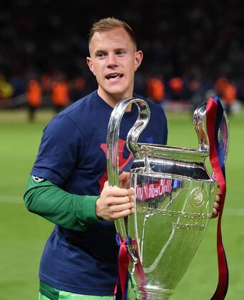 FUSSBALL CHAMPIONS LEAGUE FINALE SAISON 2014 2015 Juventus Turin - FC Barcelona Barca 06.06.2015 Der FC Barcelona gewinnt die Champions League 2015: Torwart Marc Andre ter Stegen jubelt mit dem Pokal 