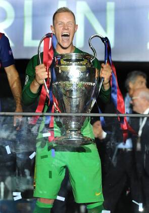 Championsleague Finale in Berlin 06.06.2015 Juventus Turin - FC Barcelona Barca Torwart Marc-Andre ter Stegen (Barca) mit dem Championsleague Pokal. HM