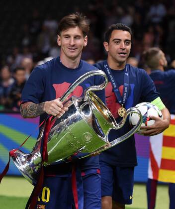 FUSSBALL CHAMPIONS LEAGUE FINALE SAISON 2014 2015 Juventus Turin - FC Barcelona Barca 06.06.2015 Der FC Barcelona gewinnt die Champions League 2015: Lionel Messi und Xavi Hernandez (re) jubeln mit dem Pokal 