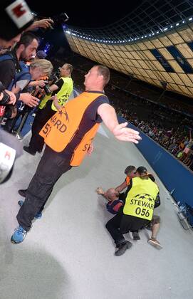 06.06.2015, xjhx, Fussball Champions League, Juventus Turin - FC Barcelona Barca v.l. Fotograf wurde von Ordnern grundlos gewaltsam zu Boden gerießen geriessen geriesen niedergeschlagen