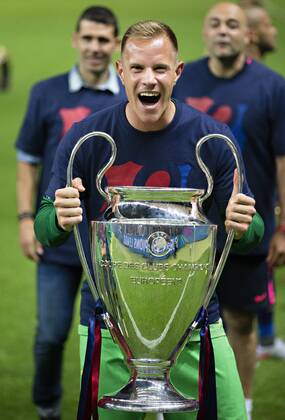 Berlin, 06.06.2015, Olympiastadion Torwart Marc-Andre ter Stegen (Barca) jubelt mit Pokal Juventus Turin - FC Barcelona Barca
