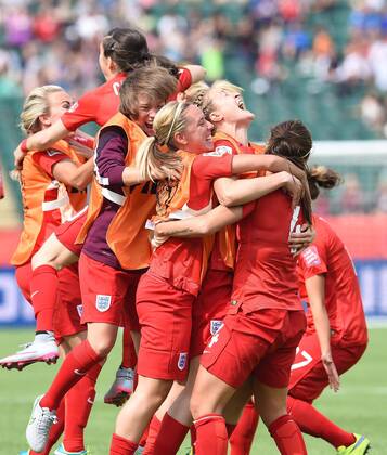 (150704) -- EDMONTON, July 4, 2015 -- England celebrates their victory over Germany at the end of the second extra time period during the third place match of the FIFA 2015 Women s World Cup at Commonwealth Stadium, in Edmonton, Canada, on July 4, 2015. England defeated Germany 1-0 in extra time and won the third place of the FIFA 2015 Women s World Cup. ) (SP)CANADA-VANCOUVER-FIFA WOMEN S WORLD CUP-THIRD PLACE WangxYuguo 