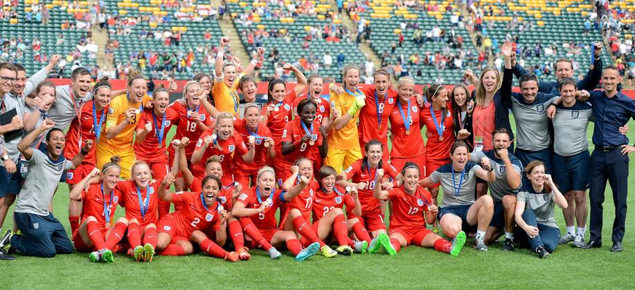 (150705) -- EDMONTON, July 4, 2015 -- Players of England pose for photo after the third place match of the FIFA 2015 Women s World Cup against Germany at Commonwealth Stadium, in Edmonton, Canada, on July 4, 2015. England defeated Germany 1-0 in extra time and won the third place of the FIFA 2015 Women s World Cup. ) (SP)CANADA-VANCOUVER-FIFA WOMEN S WORLD CUP-THIRD PLACE WangxYuguo 