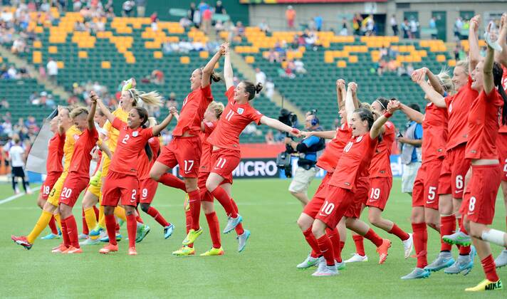 (150705) -- EDMONTON, July 4, 2015 -- Players of England celebrate after the third place match of the FIFA 2015 Women s World Cup against Germany at Commonwealth Stadium, in Edmonton, Canada, on July 4, 2015. England defeated Germany 1-0 in extra time and won the third place of the FIFA 2015 Women s World Cup. ) (SP)CANADA-VANCOUVER-FIFA WOMEN S WORLD CUP-THIRD PLACE WangxYuguo 