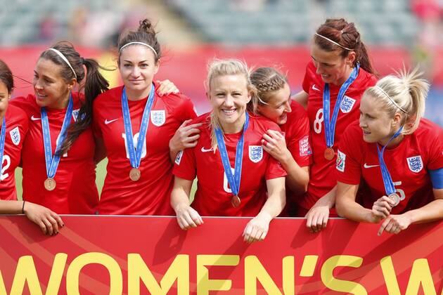 (L-R) England team group Mannschaftsbild Totale (ENG), JULY 4, 2015 - Football Soccer : England team celebrates after game during the FIFA Women s World Cup Canada 2015 third place match medal ceremony at Commonwealth Stadium in Edmonton, Canada. NOxTHIRDxPARTYxSALES.  (qdwa041748)