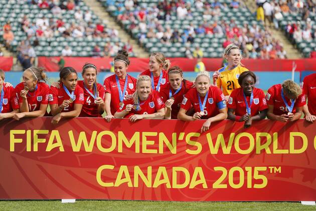 (L-R) England team group Mannschaftsbild Totale (ENG), JULY 4, 2015 - Football Soccer : England team celebrates after game during the FIFA Women s World Cup Canada 2015 third place match medal ceremony at Commonwealth Stadium in Edmonton, Canada. NOxTHIRDxPARTYxSALES.  (qdwa041758)