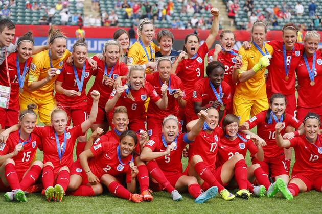 (L-R) England team group Mannschaftsbild Totale (ENG), JULY 4, 2015 - Football Soccer : England team celebrates after game during the FIFA Women s World Cup Canada 2015 third place match medal ceremony at Commonwealth Stadium in Edmonton, Canada. NOxTHIRDxPARTYxSALES.  (qdwa041760)