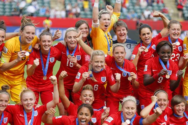 (L-R) England team group Mannschaftsbild Totale (ENG), JULY 4, 2015 - Football Soccer : England team celebrates after game during the FIFA Women s World Cup Canada 2015 third place match medal ceremony at Commonwealth Stadium in Edmonton, Canada. NOxTHIRDxPARTYxSALES.  (qdwa041761)