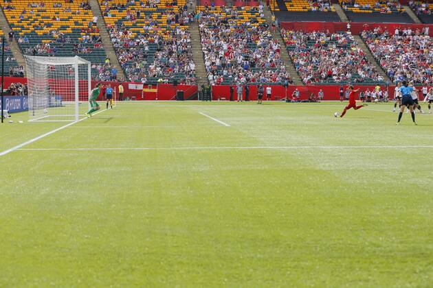 (L-R) Nadine Angerer (GER), Karen Carney (ENG), JULY 4, 2015 - Football Soccer : Karen Carney of England takes a penalty kick and scores a goal during the FIFA Women s World Cup Canada 2015 third place match between Germany 0-1 England at Commonwealth Stadium in Edmonton, Canada. NOxTHIRDxPARTYxSALES.  (qdwa041762)