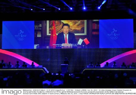 (150731) -- KUALA LUMPUR, July 31, 2015 -- A video message shows Chinese President Xi Jinping addressing the Beijing s 2022 Olympic Winter games Winterspiele Spiele Summer games bid presentation at the 128th International Olympic Committee (IOC) session in Kuala Lumpur, Malaysia, July 31, 2015. ) (mp) FOCUS (SP)MALAYSIA-KUALA LUMPUR-IOC-2022 WINTER OLYMPICS-BEIJING GongxLei 