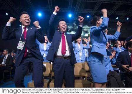 (150731) -- KUALA LUMPUR, July 31, 2015 -- Memebers of Beijing 2022 Olympic Winter games Winterspiele Spiele Summer games bid delegation celebrate after Beijing won the bid at the 128th International Olympic Committee session in Kuala Lumpur, Malaysia, Friday, July 31, 2015. ) (SP)MALAYSIA-KUALA LUMPUR-IOC-2022 WINTER OLYMPICS-BEIJING LuixSiuxWai 
