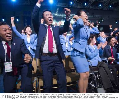 (150731) -- KUALA LUMPUR, July 31, 2015 -- Memebers of Beijing 2022 Olympic Winter games Winterspiele Spiele Summer games bid delegation celebrate after Beijing won the bid at the 128th International Olympic Committee session in Kuala Lumpur, Malaysia, Friday, July 31, 2015. ) (FOCUS)(SP)MALAYSIA-KUALA LUMPUR-IOC-2022 WINTER OLYMPICS-BEIJING LuixSiuxWai 