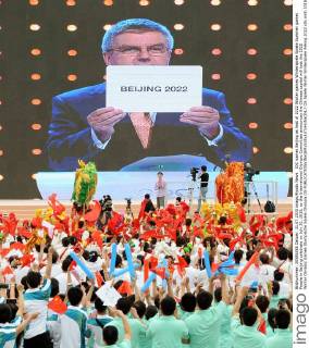 IOC names Beijing as host of 2022 Winter games Winterspiele Spiele Summer games People in Beijing celebrate on July 31, 2015, as the International Olympic Committee announces the Chinese capital will host the 2022 Winter Olympic Games Olympische Spiele Olympia OS 