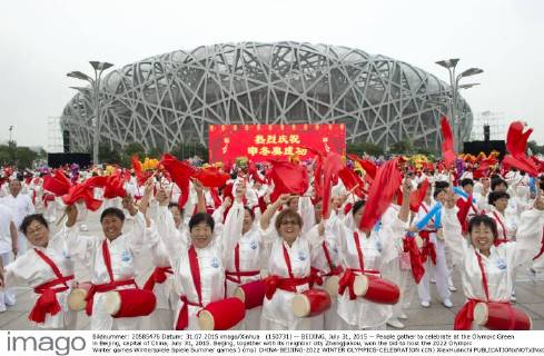 (150731) -- BEIJING, July 31, 2015 -- People gather to celebrate at the Olympic Green in Beijing, capital of China, July 31, 2015. Beijing, together with its neighbor city Zhangjiakou, won the bid to host the 2022 Olympic Winter games Winterspiele Spiele Summer games ) (mp) CHINA-BEIJING-2022 WINTER OLYMPICS-CELEBRATION (CN) XiexHuanchi 