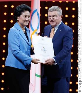 (150731) -- KUALA LUMPUR, July 31, 2015 --President of the International Olympic Committee (IOC) Thomas Bach (R) grants a certificate for China s bidding effort to Liu Yandong, Chinese Vice Premier and head of Beijing 2022 Winter Olympics bid delegation, at the 128th IOC session in Kuala Lumpur, Malaysia, on July 31, 2015. Beijing won the bid at the 128th International Olympic Committee session on Friday. ) (SP)MALAYSIA-KUALA LUMPUR-IOC-2022 WINTER OLYMPICS-BEIJING WangxLili 