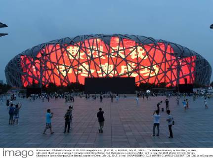 (150731) -- BEIJING, July 31, 2015 -- The National Stadium, or Bird Nest, is seen with giant illumination showing a message celebrating Beijing and Zhangjiakou s winning of the right to host the 2022 Winter Olympic Games Olympische Spiele Olympia OS in Beijing, capital of China, July 31, 2015. ) (mp) CHINA-BEIJING-2022 WINTER OLYMPICS-CELEBRATION (CN) LuoxXiaoguang 