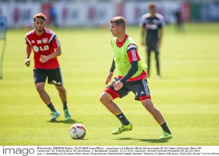 Leverkusen Lars Bender (Bayer 04 Leverkusen 8) mit Hakan Calhanoglu (Bayer 04 Leverkusen 10) Training Bayer 04 Leverkusen, 1. Bundesliga, Fussball, 31.07.2015, Copyright: Schülerx xEibner-Pressefoto EP_jse
