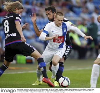 05.08.2015 Basel Schweiz , Fussball Herren Saison 2015 2016 Stadion Sr.Jakob Park Champions League Qualifikation Rueckspiel FC Basel - KKS Lech Poznan Bild zeigt Birkir Bjarnason (FC Basel) gegen Szymon Pawlowski (Poznan) .Aktion Zweikampf Foto 