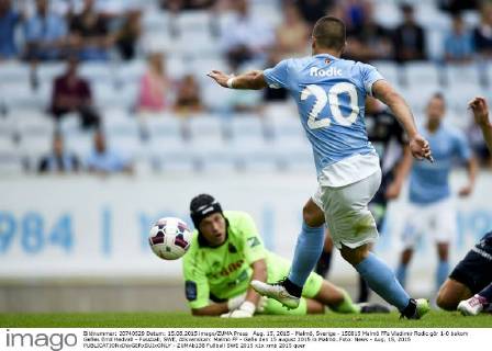 Aug. 15, 2015 - Malmö, Sverige - 150815 Malmö FFs Vladimir Rodic gör 1-0 bakom Gefles Emil Hedvall - Fussball, SWE, Allsvenskan: Malmö FF - Gefle den 15 august 2015 in Malmö..Foto: News - Aug. 15, 2015  - ZUMAb138