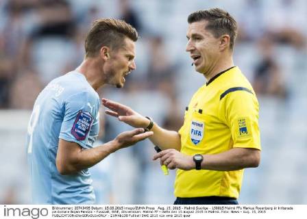 Aug. 15, 2015 - Malmö Sverige - 150815 Malmö FFs Markus Rosenberg är irriterade pa domare Bojan Pandzic - Fussball, SWE, Allsvenskan: Malmö FF - Gefle den 15 august 2015 in Malmö..Foto: News - Aug. 15, 2015  - ZUMAb138