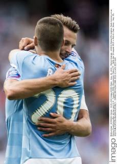 Aug. 15, 2015 - Malmö Sverige - 150815 Malmö FFs Vladimir Rodic kramas om av Markus Rosenberg efter att han gjort 1-0 - Fussball, SWE, Allsvenskan: Malmö FF - Gefle den 15 august 2015 in Malmö..Foto: News - Aug. 15, 2015  - ZUMAb138