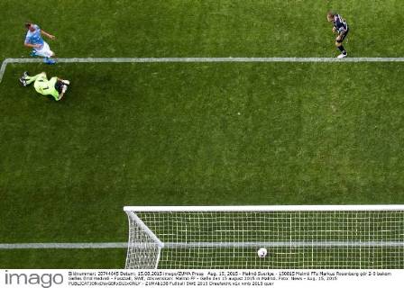 Aug. 15, 2015 - Malmö Sverige - 150815 Malmö FFs Markus Rosenberg gör 2-0 bakom Gefles Emil Hedvall - Fussball, SWE, Allsvenskan: Malmö FF - Gefle den 15 august 2015 in Malmö..Foto: News - Aug. 15, 2015  - ZUMAb138