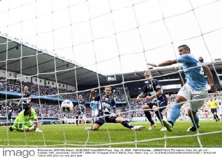 Aug. 15, 2015 - Malmö Sverige - 150815 Malmö FFs Vladimir Rodic (th) gör 1-0 - Fussball, SWE, Allsvenskan: Malmö FF - Gefle den 15 august 2015 in Malmö..Foto: News - Aug. 15, 2015  - ZUMAb138