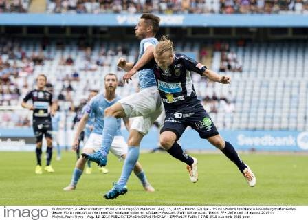Aug. 15, 2015 - Malmö Sverige - 150815 Malmö FFs Markus Rosenberg träffar Gefles Jesper Floren otäckt i pannan med sin armbage under en luftduell - Fussball, SWE, Allsvenskan: Malmö FF - Gefle den 15 august 2015 in Malmö..Foto: News - Aug. 15, 2015  - ZUMAb138