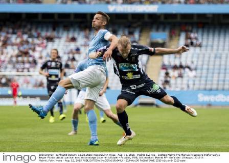 Aug. 15, 2015 - Malmö Sverige - 150815 Malmö FFs Markus Rosenberg träffar Gefles Jesper Floren otäckt i pannan med sin armbage under en luftduell - Fussball, SWE, Allsvenskan: Malmö FF - Gefle den 15 august 2015 in Malmö..Foto: News - Aug. 15, 2015  - ZUMAb138