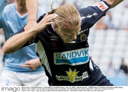 Aug. 15, 2015 - Malmö Sverige - 150815 Malmö FFs Markus Rosenberg träffar Gefles Jesper Floren otäckt i pannan med sin armbage under en luftduell - Fussball, SWE, Allsvenskan: Malmö FF - Gefle den 15 august 2015 in Malmö..Foto: News - Aug. 15, 2015  - ZUMAb138