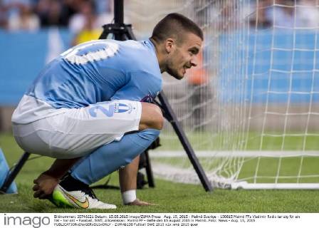 Aug. 15, 2015 - Malmö Sverige - 150815 Malmö FFs Vladimir Rodic tar sig för sin häl - har ont - Fussball, SWE, Allsvenskan: Malmö FF - Gefle den 15 august 2015 in Malmö..Foto: News - Aug. 15, 2015  - ZUMAb138