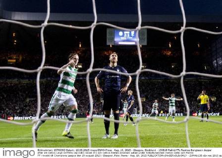 Aug. 19, 2015 - Glasgow, Skottland - 150819 Malmö FFs Rasmus Bengtsson deppar efter att Celtics Leigh Griffiths (ej i bild) nickat 3-1 och Celtics Stefan Johansen jublar under fotbollsmatchen mellan Celtic och Malmö FF i kvalet till Champions League den 19 augusti 2015 i Glasgow..Foto: News - Aug. 19, 2015 - ZUMAb138