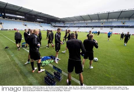 Aug. 24, 2015 - Malmö, Sverige - 150824 Malmö FFs spelare dricker vatten during practice session of Malmö FF for the Champions League Playoff match. - ZUMAb138