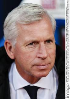25.08.2015. London, England. Capital One Cup 2nd Round. Crystal Palace versus Shrewsbury. Crystal Palace& x2019;s Manager Alan Pardew before kick off xCraigxMercerx  ActionPlus11653579