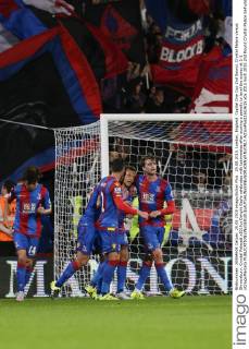 25.08.2015. London, England. Capital One Cup 2nd Round. Crystal Palace versus Shrewsbury. Crystal Palace& x2019;s Dwight Gayle celebrates with teammates after scoring a penalty to level the scores at 1-1 xCraigxMercerx  ActionPlus11653615