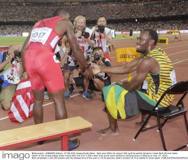 Bolt wins 200m for record 10th gold at worlds Jamaica s Usain Bolt (R) and Justin Gatlin of the United States shake hands after the men s 200-meter final at the world athletics championships in Beijing on Aug. 27, 2015. Bolt completed a 100-200 double with the fastest time of the year in 19.55 seconds. Gatlin clocked 19.74 to settle for silver again.