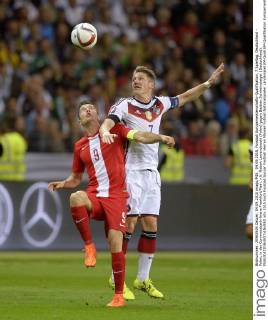 04.09.2015, Fussball Europameisterschafts-Qualifikation, 7.Spieltag, Deutschland - Polen, in der Commerzbank-Arena Frankfurt Main. v.li: Robert Lewandowski (Polen) gegen Bastian Schweinsteiger (Deutschland). 