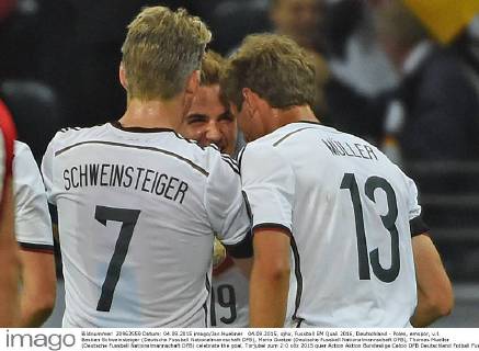 04.09.2015, xjhx, Fussball EM Quali 2016, Deutschland - Polen, emspor, v.l. Bastian Schweinsteiger (Deutsche Fussball Nationalmannschaft DFB), Mario Goetze (Deutsche Fussball Nationalmannschaft DFB), Thomas Mueller (Deutsche Fussball Nationalmannschaft DFB) celebrate the goal, Torjubel zum 2:0