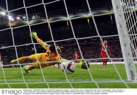 04.09.2015, xjhx, Fussball EM Quali 2016, Deutschland - Polen, emspor, v.l. Lukasz Fabianski (Polen) Mario Goetze (Deutsche Fussball Nationalmannschaft DFB) Goal scored, Tor zum 2:0
