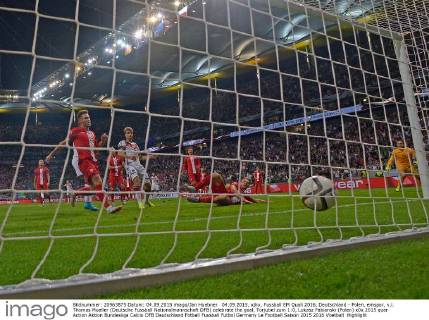 04.09.2015, xjhx, Fussball EM Quali 2016, Deutschland - Polen, emspor, v.l. Thomas Mueller (Deutsche Fussball Nationalmannschaft DFB) celebrate the goal, Torjubel zum 1:0, Lukasz Fabianski (Polen)