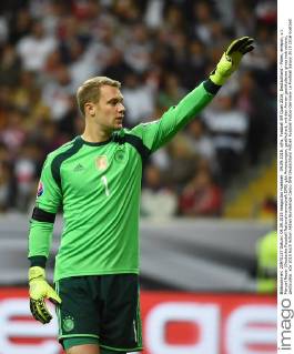 04.09.2015, xjhx, Fussball EM Quali 2016, Deutschland - Polen, emspor, v.l. Manuel Neuer (Deutsche Fussball Nationalmannschaft DFB) gibt Anweisungen, gestikuliert, mit den Armen gestikulieren gives instructions, gesticulate.