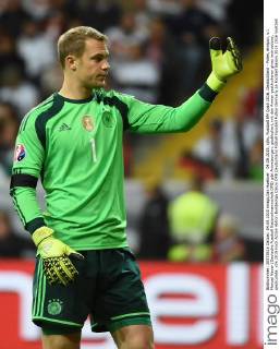 04.09.2015, xjhx, Fussball EM Quali 2016, Deutschland - Polen, emspor, v.l. Manuel Neuer (Deutsche Fussball Nationalmannschaft DFB) gibt Anweisungen, gestikuliert, mit den Armen gestikulieren gives instructions, gesticulate.
