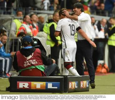 04.09.2015, xjhx, Fussball EM Quali 2016, Deutschland - Polen, emspor, v.l. Mario Goetze (Deutsche Fussball Nationalmannschaft DFB), Trainer Joachim JOGI Loew (Deutsche Fussball Nationalmannschaft DFB)